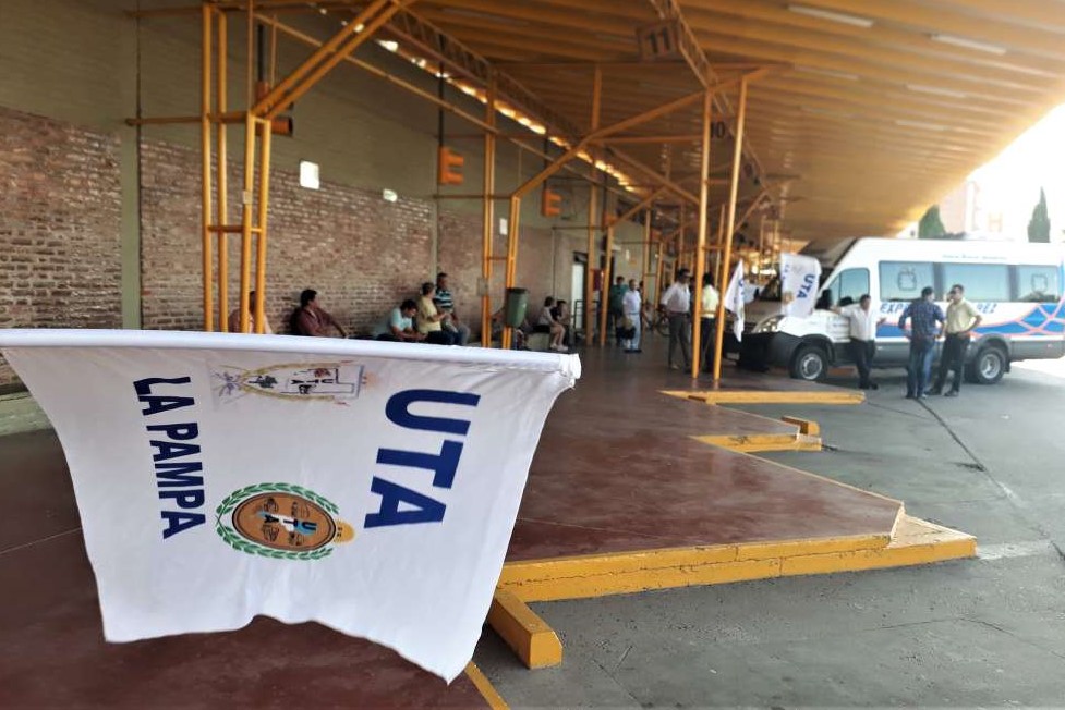 Hay paro total de los choferes de micros y buses en La Pampa