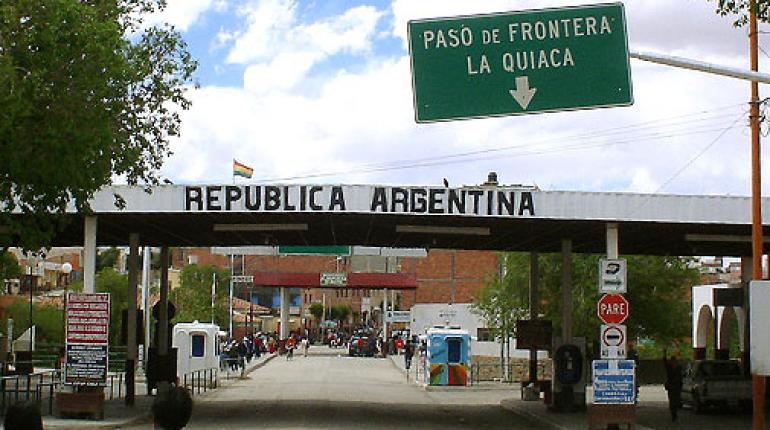 El Gobierno derogó el decreto de Macri que impedía el ingreso al país de extranjeros con antecedentes