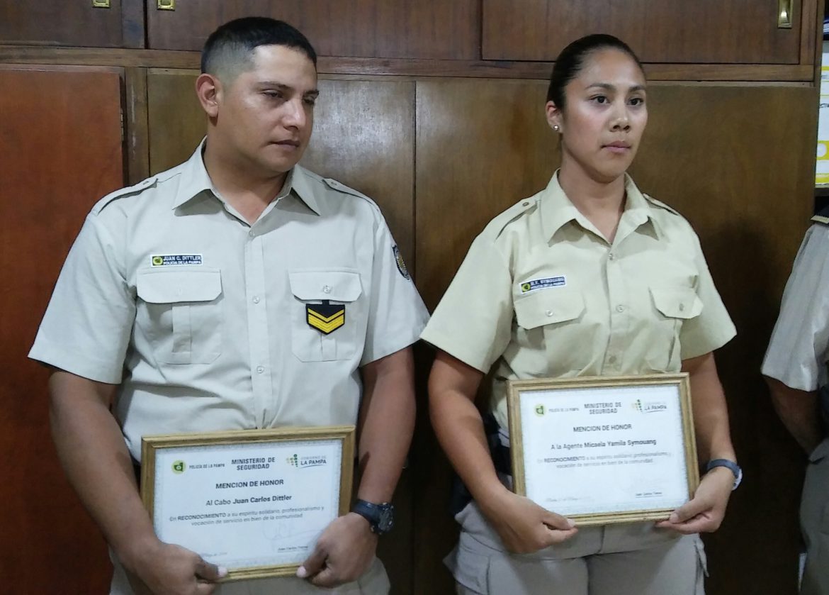 Distinguen a dos policías que salvaron a un bebé