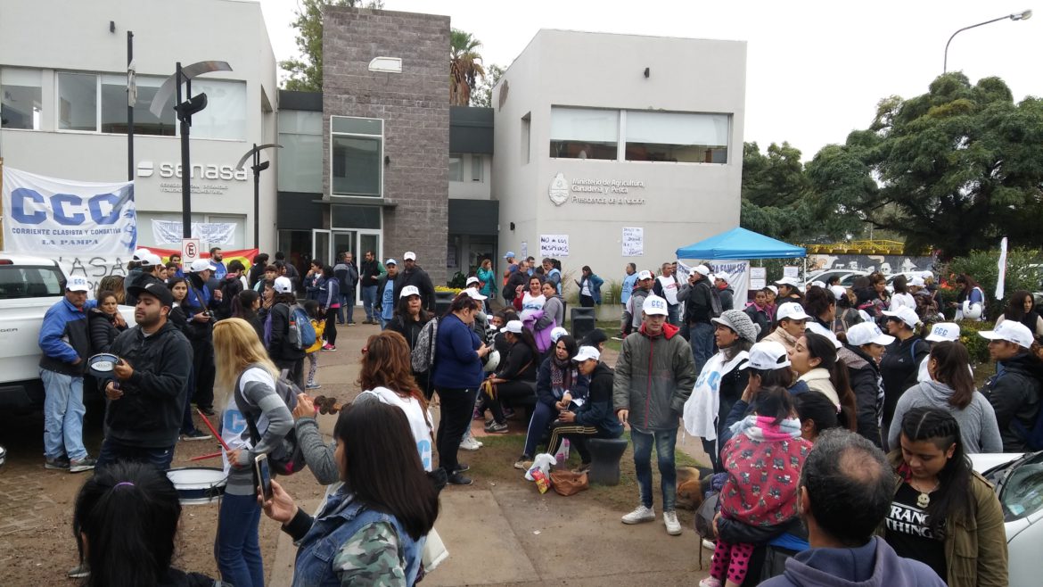 Gremios y organizaciones pidieron reincorporación de despedidos