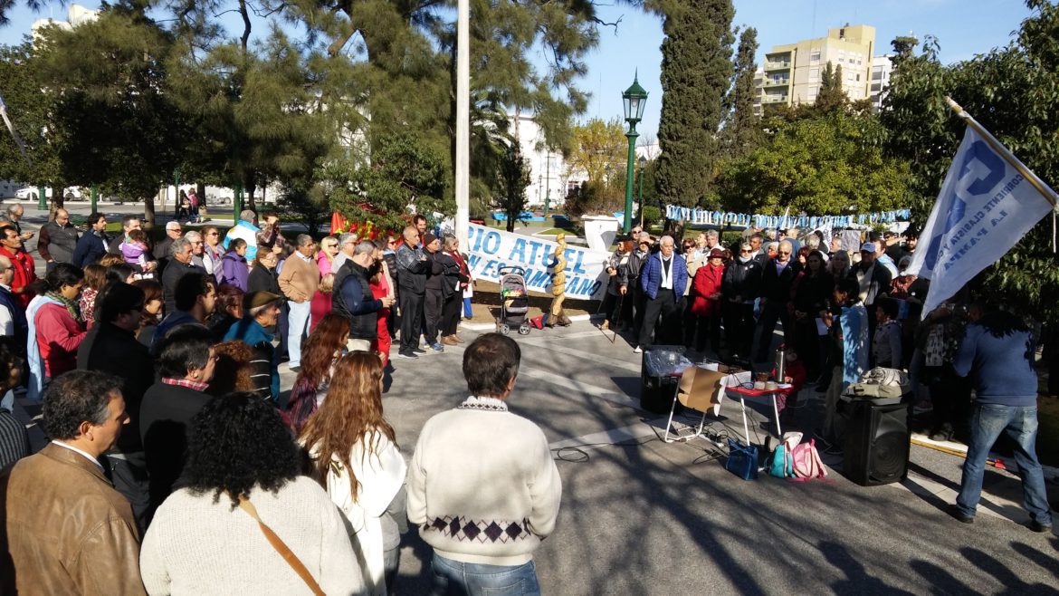 Gremios, partidos y organizaciones sociales hicieron su acto en la plaza