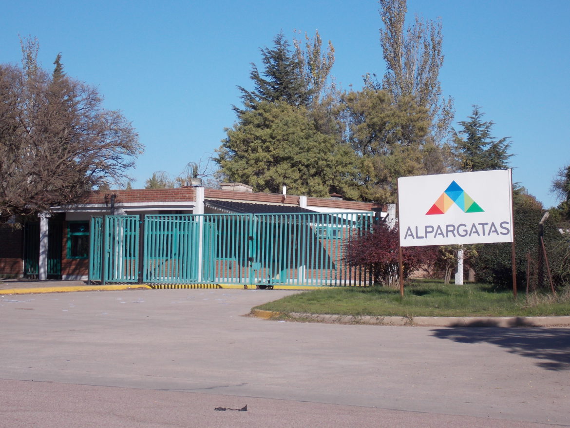 Alpargatas despidió a 73 operarios