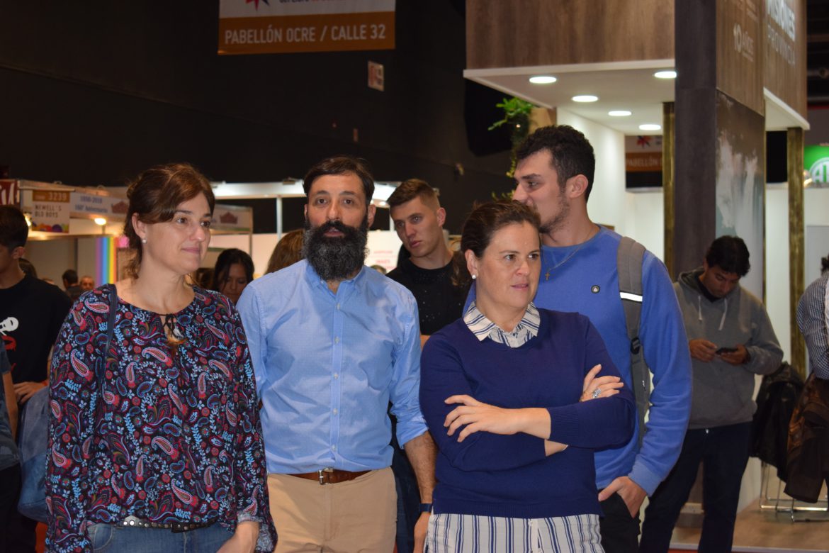 La ministra Alonso recorrió la Feria del Libro