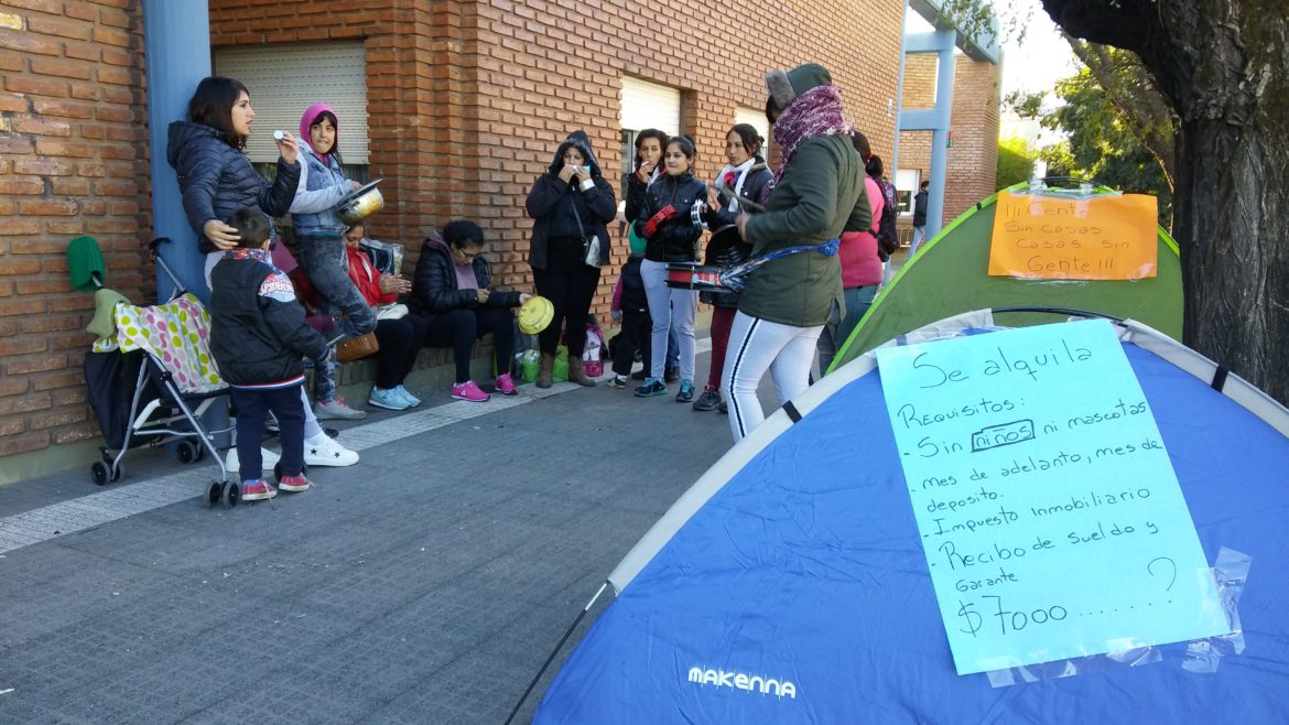 Reclamo por casas: madres levantaron el acampe en el Ipav