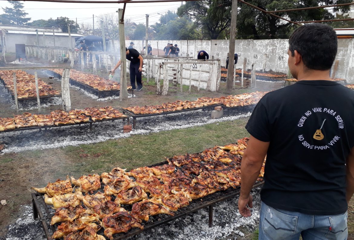 Los Materos y Conin, en actividad solidaria, asaron mil pollos en Santa Rosa