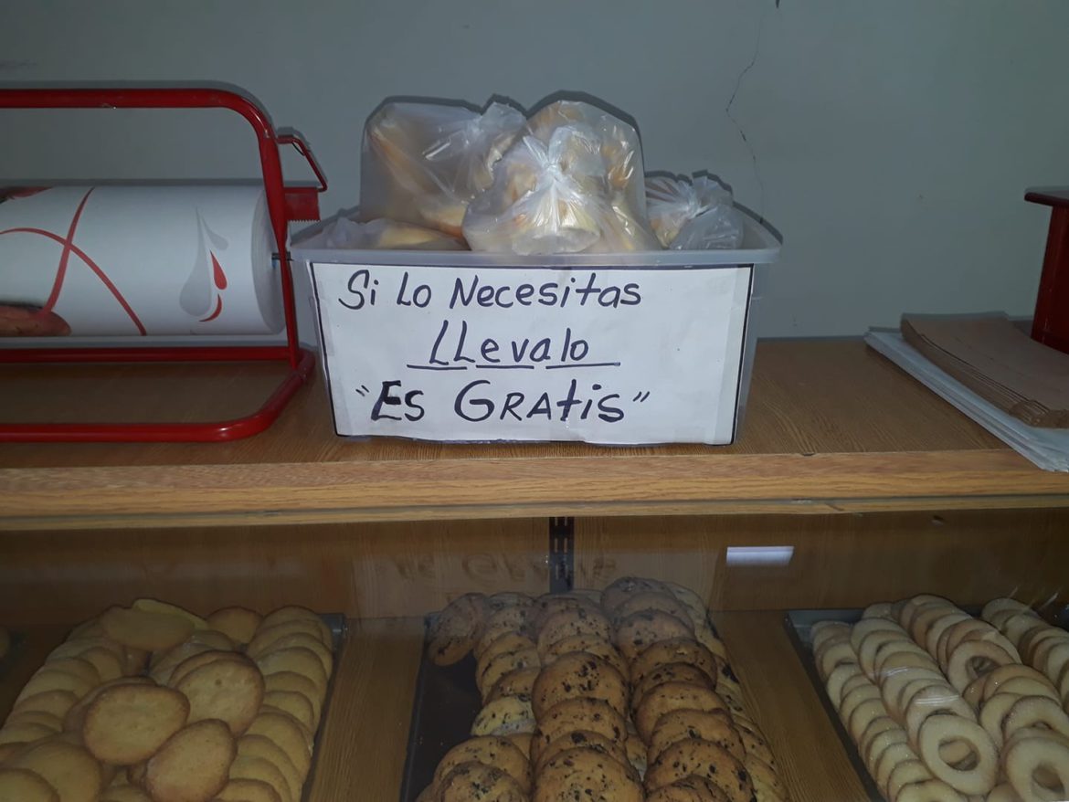 «Si lo necesitás, llevalo. Es gratis», el gesto de una panadería de Pico