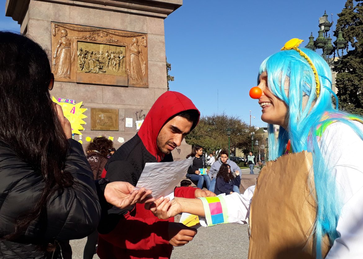 Payamédicas reparten alegría y dibujos en el Día de la Donación de Órganos