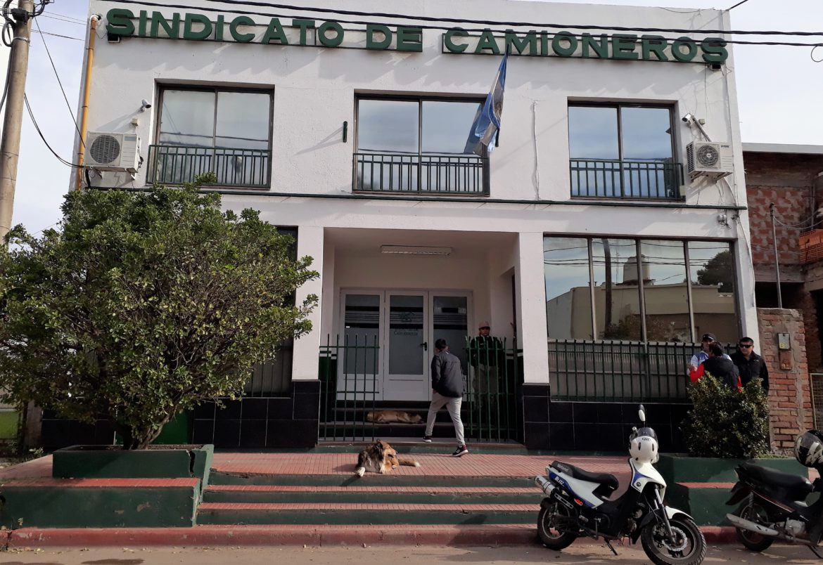 Sindicato de Camioneros avisa que hará demanda judicial si vuelven a manifestar violentamente en su sede