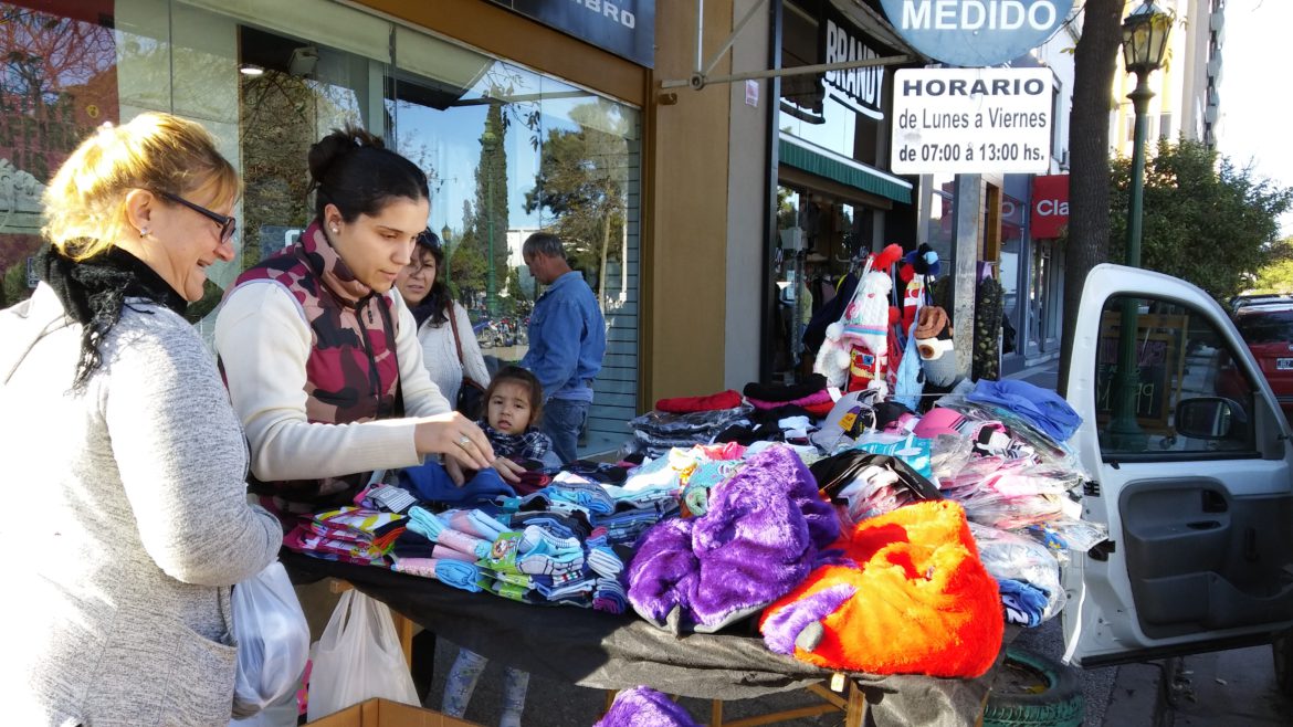Vendedores ambulantes: la municipalidad dice que ya deben dejar los puestos
