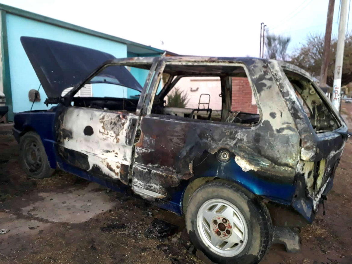 Quemaron un Fiat Uno en Santa Rosa