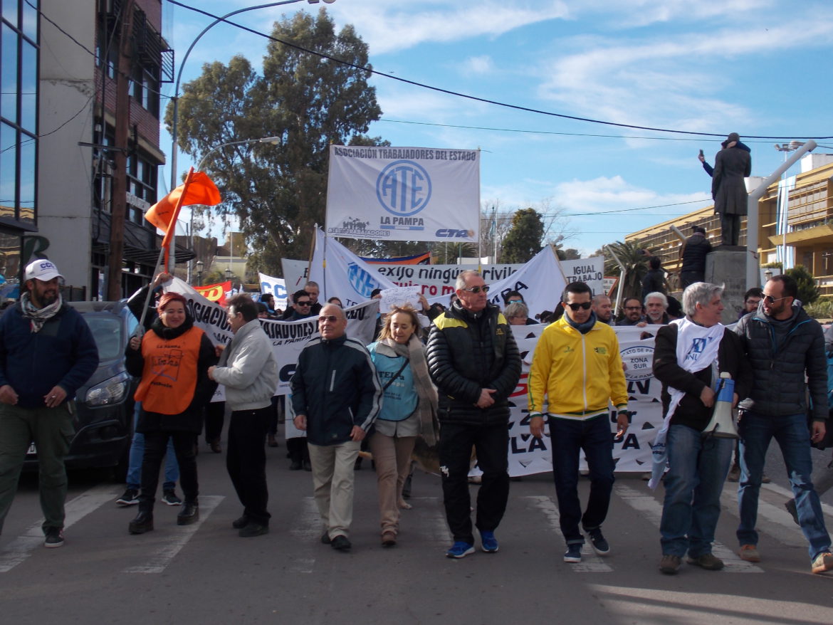 Masiva movilización en Santa Rosa contra el ajuste de Macri