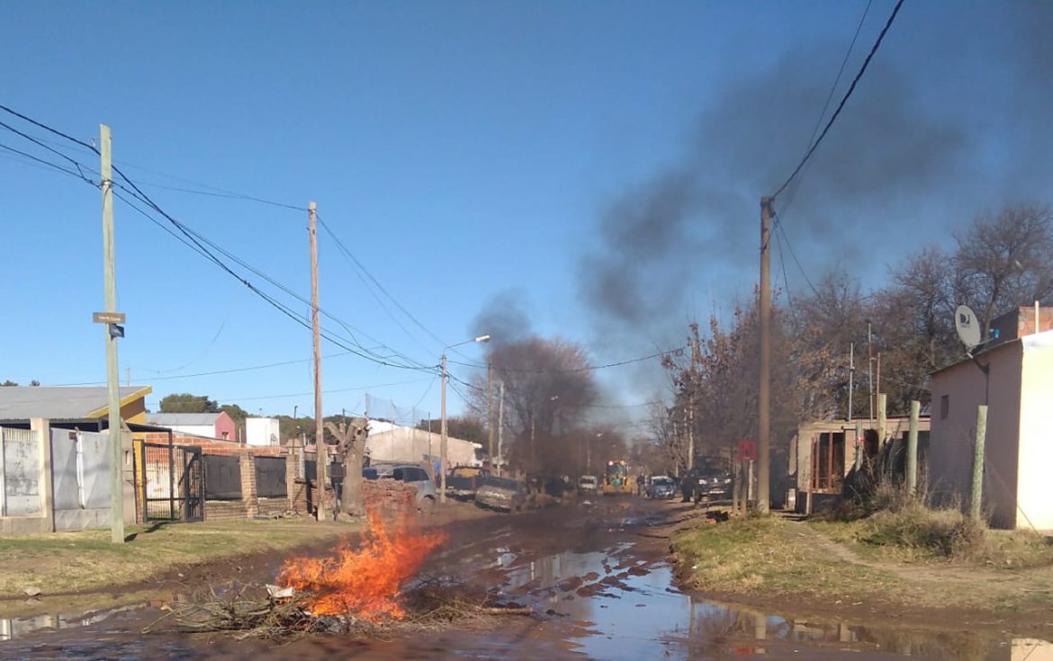 Vecinos del barrio Malvinas Argentinas hicieron piquete por el colapso cloacal