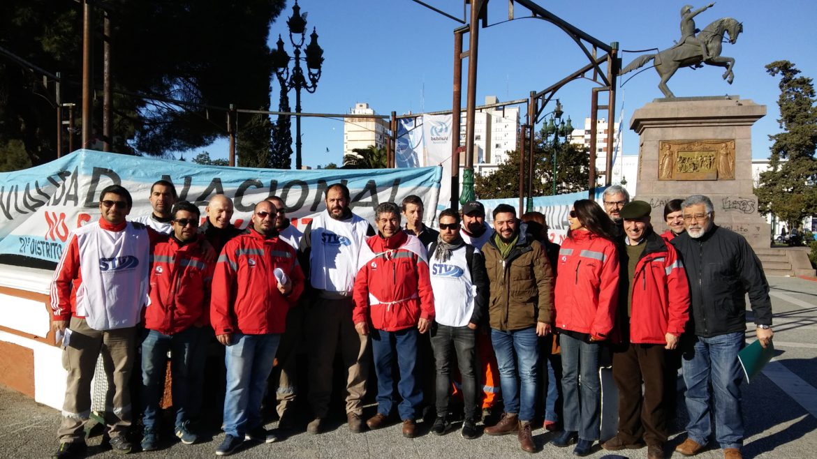 Radio abierta de trabajadores de Vialidad Nacional en la plaza San Martín