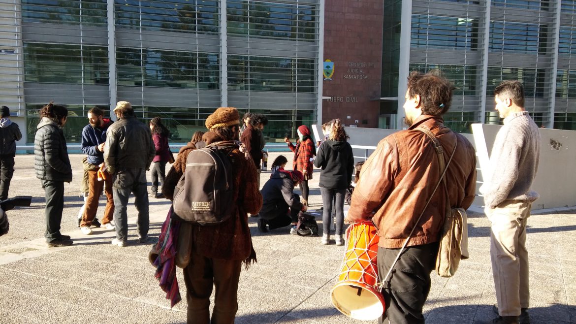 Chakra Raíz se manifestó en el Centro Judicial contra el intento de desalojo