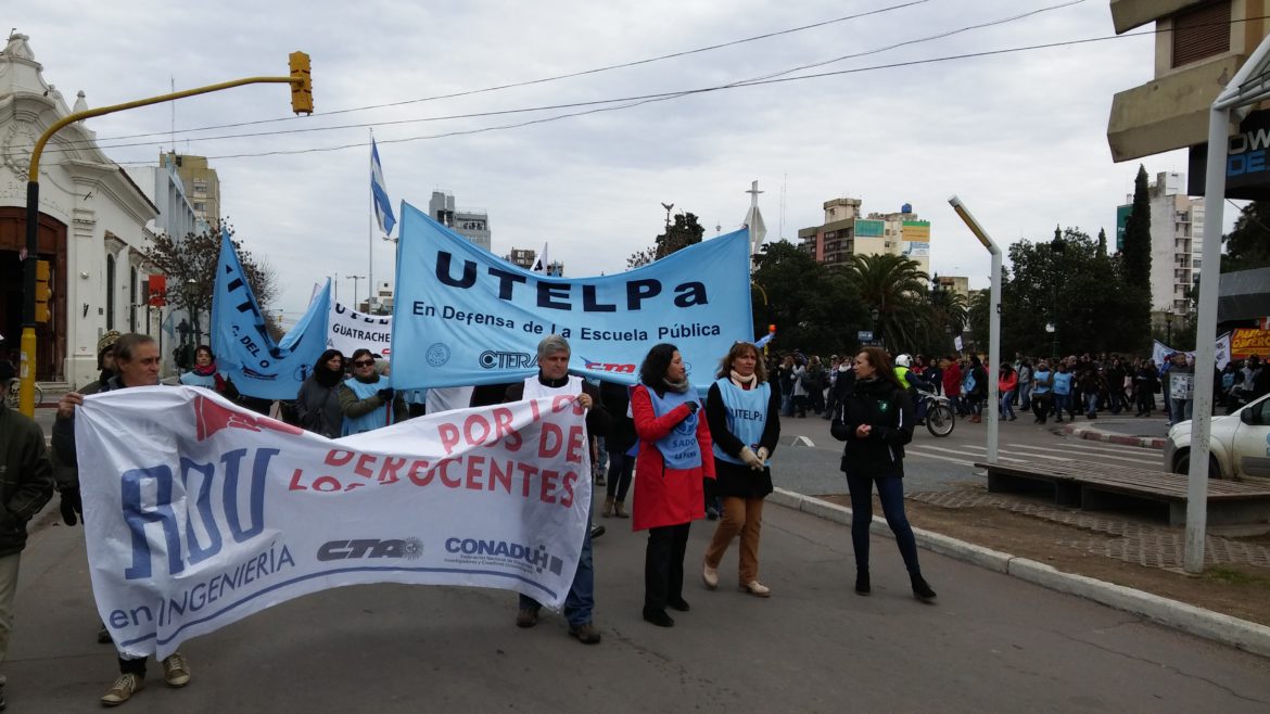 Docentes se movilizaron y le entregaron petitorio al gobernador Verna
