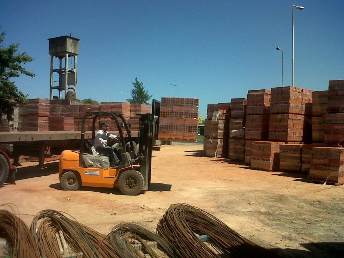Efecto dólar en Santa Rosa: materiales de construcción suben hasta un 30%