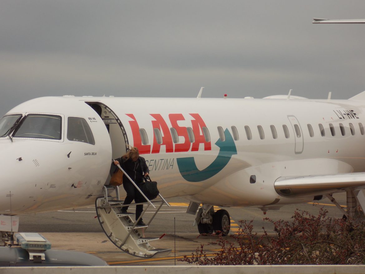 La empresa Lasa inició los vuelos a Santa Rosa