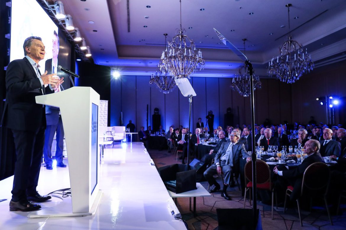Macri, ante empresarios: «Atravesamos una tormenta de frente»