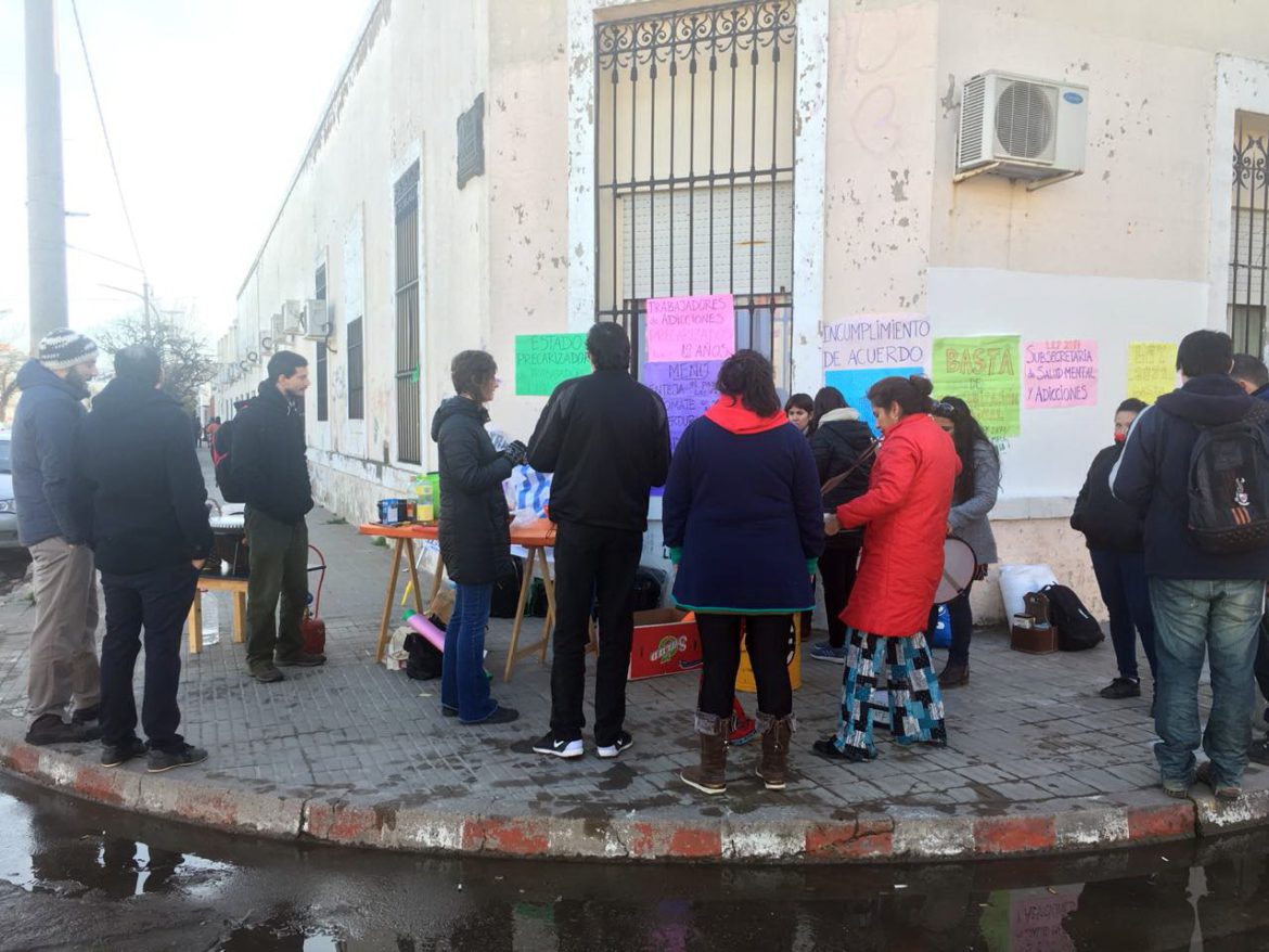 Protesta de trabajadores de Adicciones por incumplimiento de acuerdo