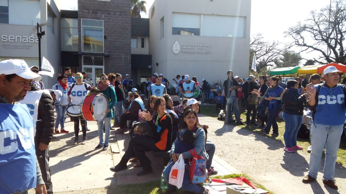 Protesta y olla popular por los despidos en Agricultura Familiar