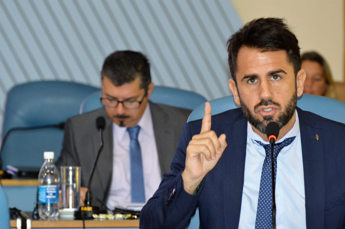 Diputado pide por el uso del sistema de doble cañería de agua