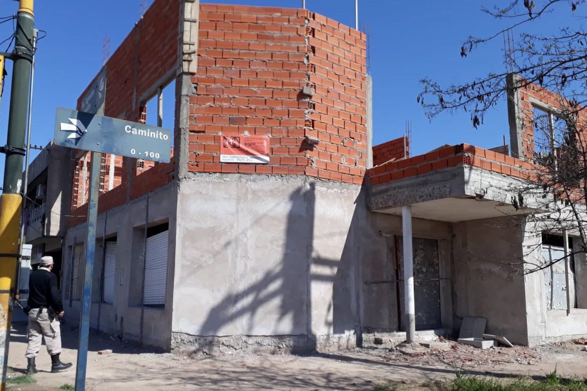 Otro robo de un maletín de un vehículo: ahora se llevaron $180 mil