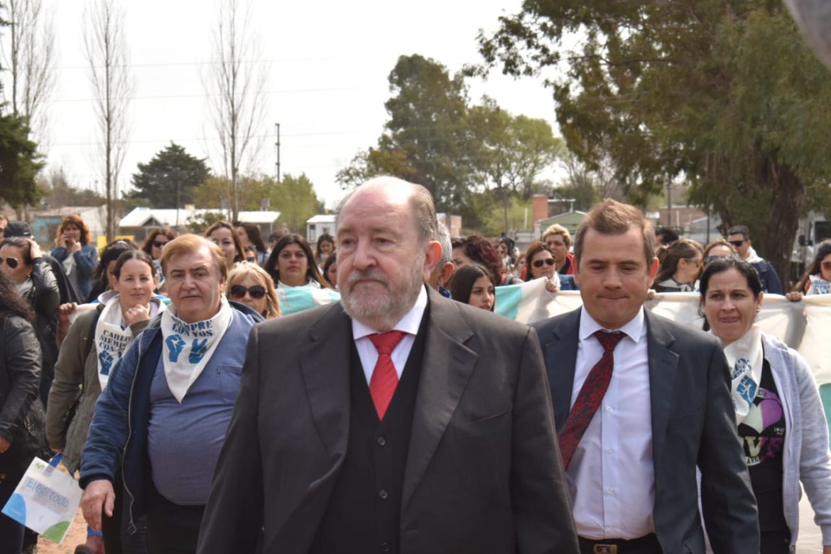 Verna en la Rural de Pico, recibido con pañuelos por una multitud