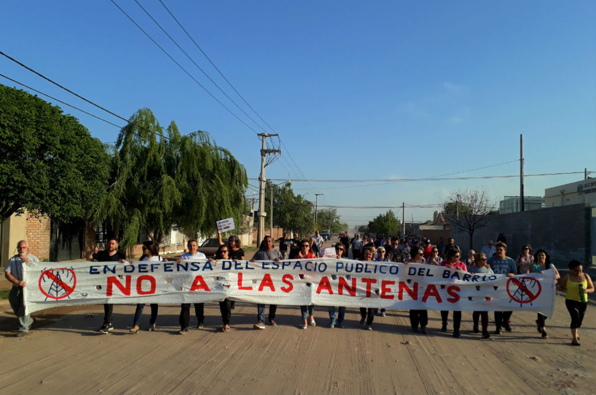 Abrazo solidario a la plaza Antonio Skara para que no instalen antenas