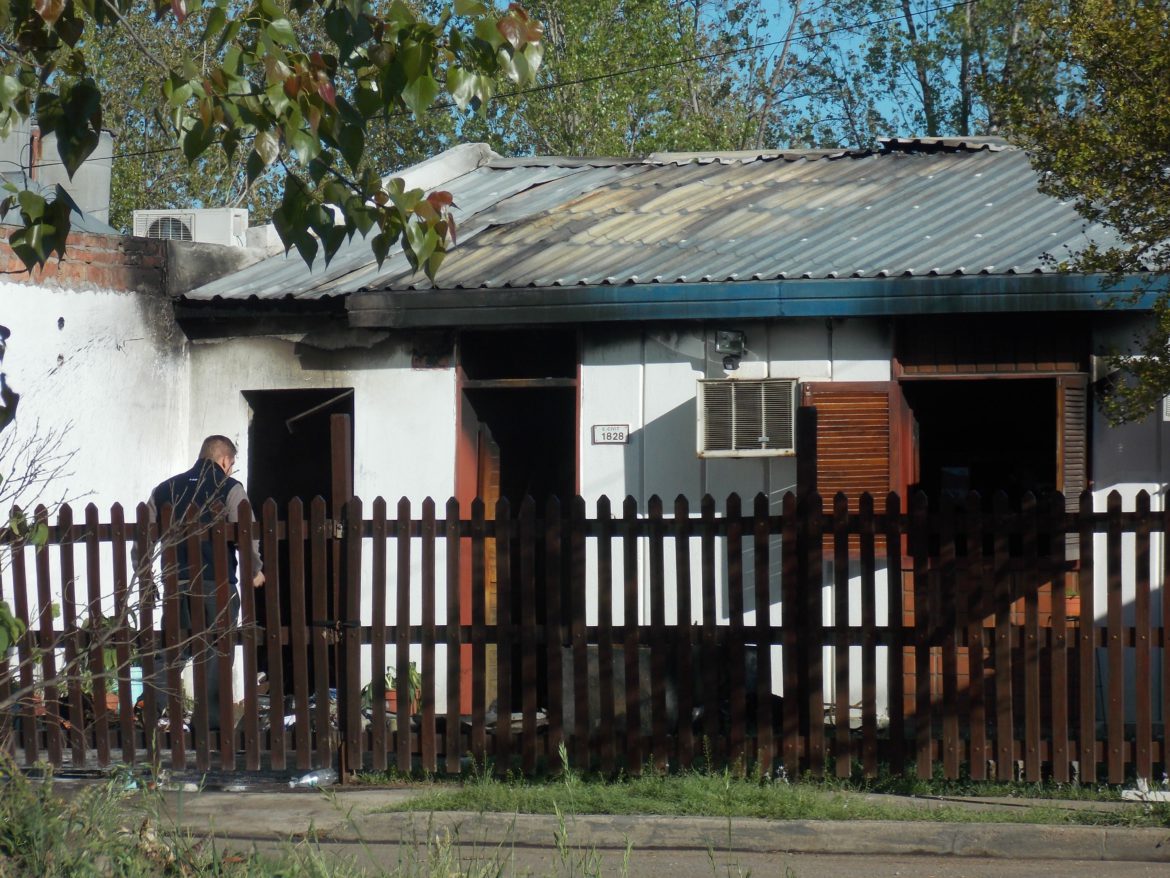 A una familia de Santa Rosa un incendio le destruyó la casa