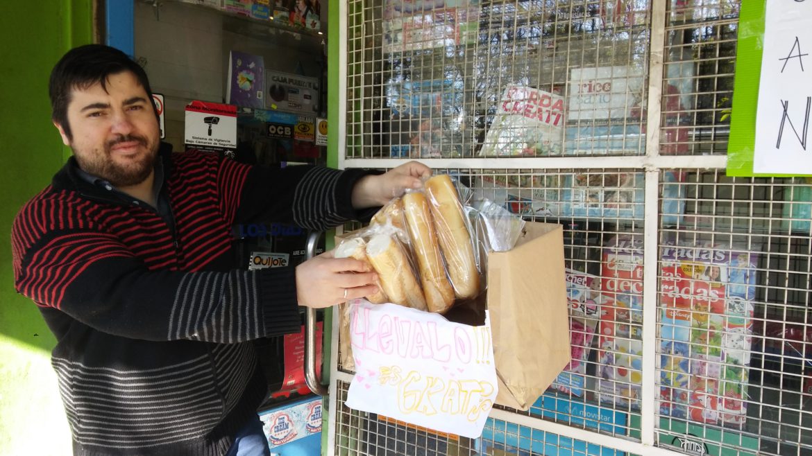 Un kioskero santarroseño regala el pan que le sobra a quienes lo necesitan
