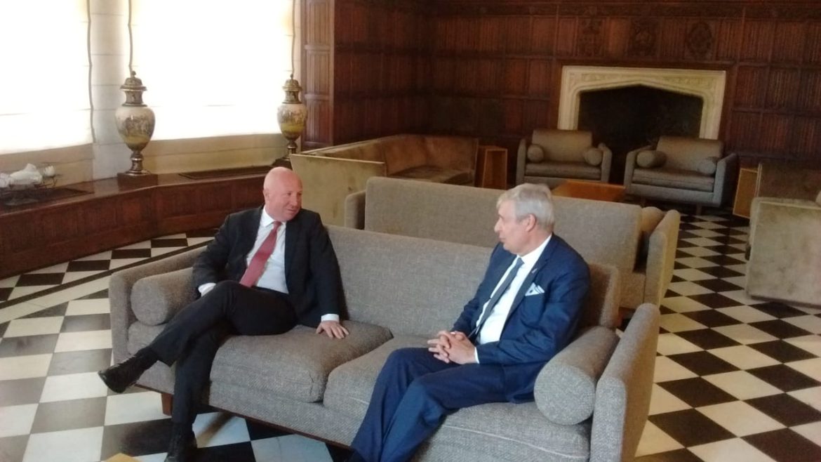 Mac Allister se reunió con su par francés y hablaron de «inversiones» en La Pampa