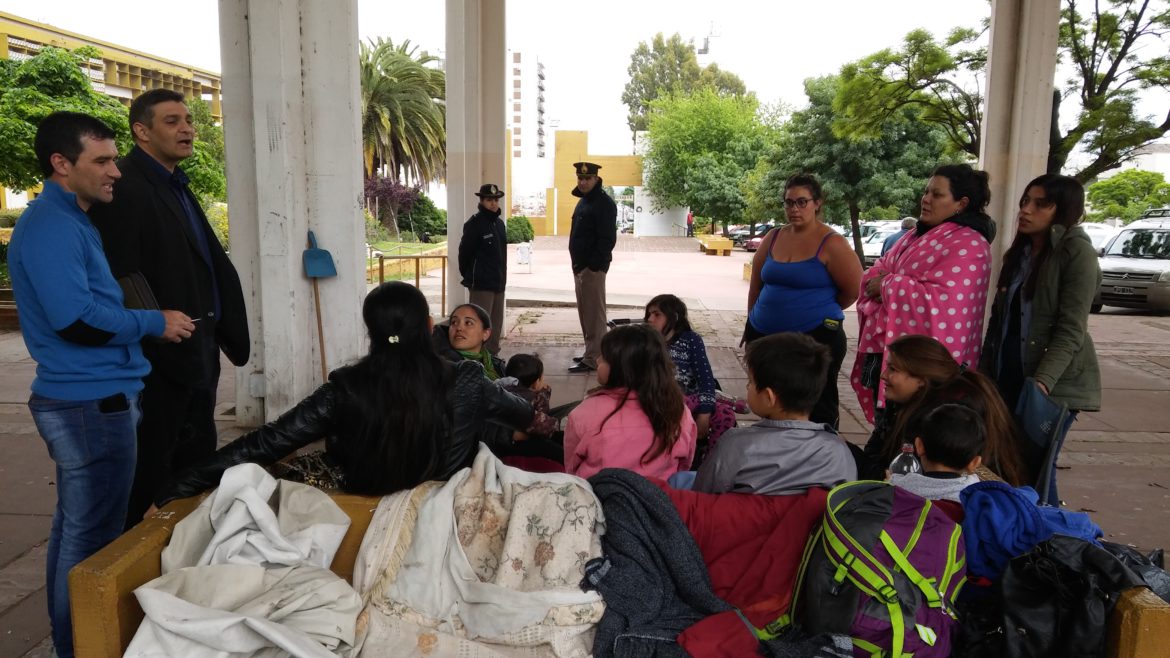 Madres de Pico reclaman viviendas en Casa de Gobierno