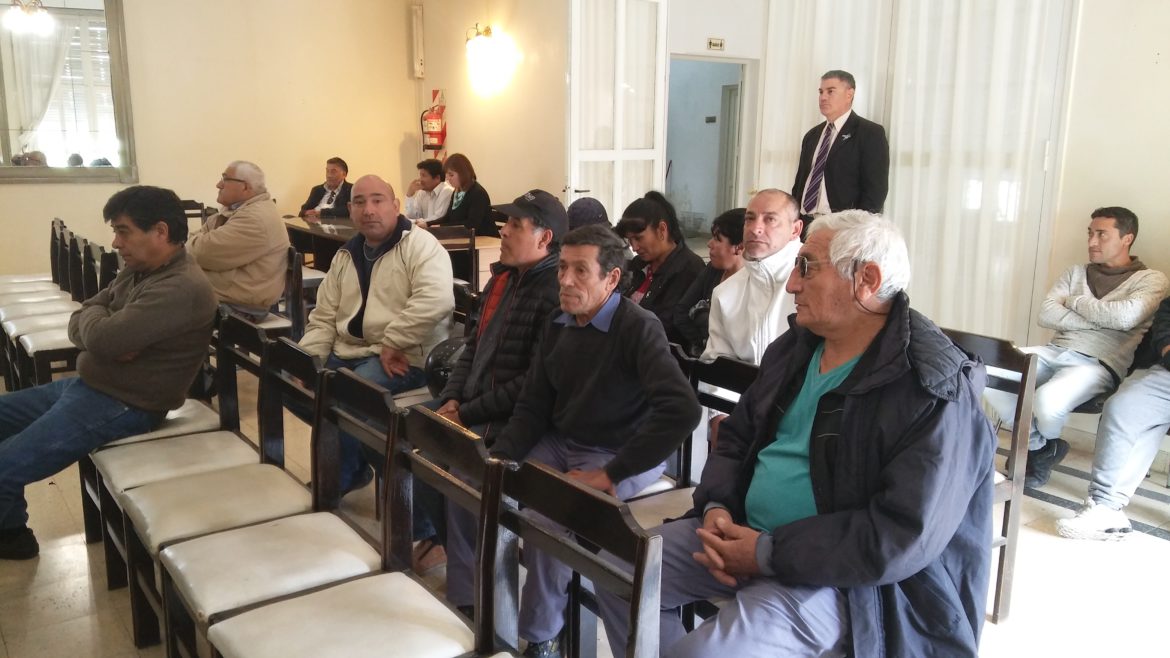 Rechazan traspaso al Emhsu: trabajadores del relleno fueron a la sesión del concejo