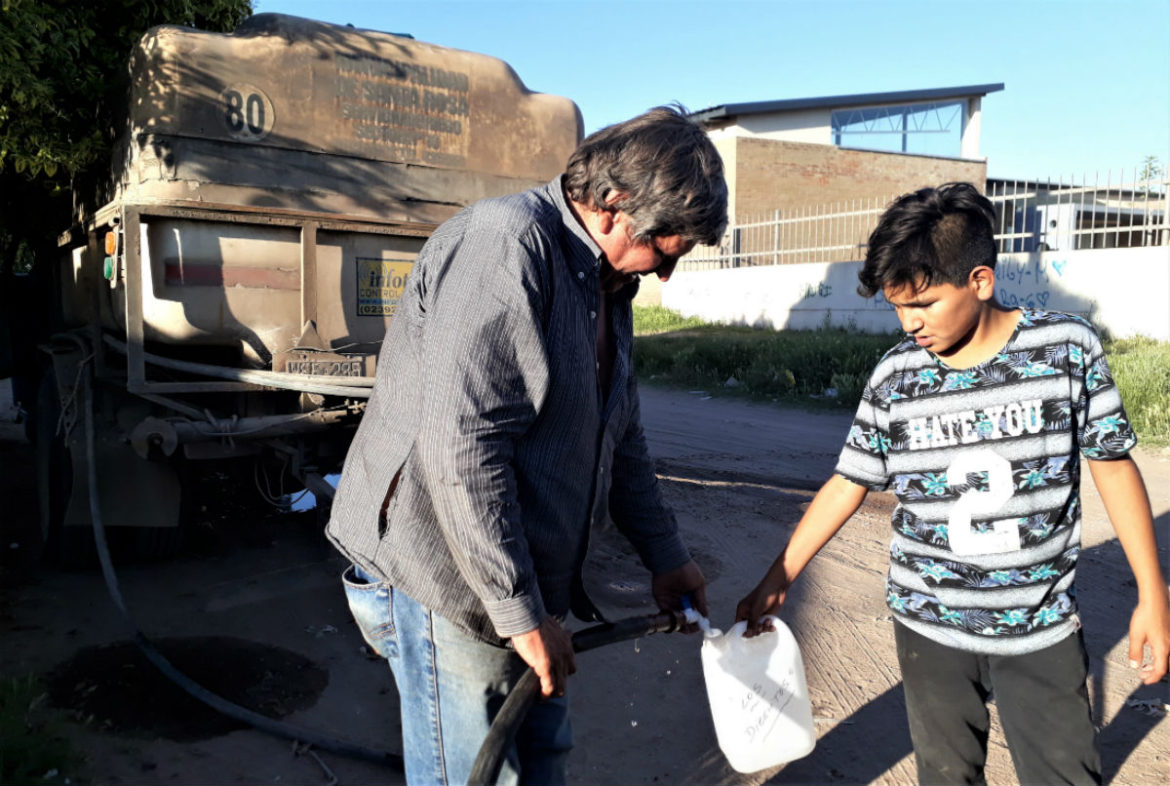 Falta agua en Santa Rosa y ponen camiones para aprovisionarse