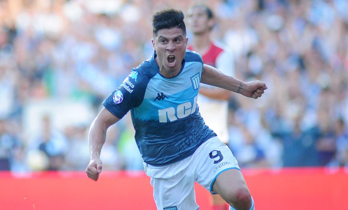 Racing derrotó a Newell’s y se alejó en la cima