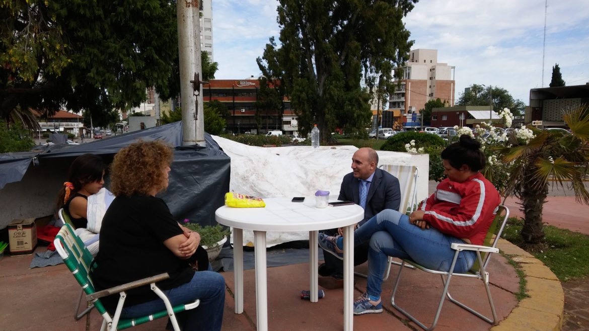 Madres piquenses que reclaman casas volvieron a acampar en Casa de Gobierno