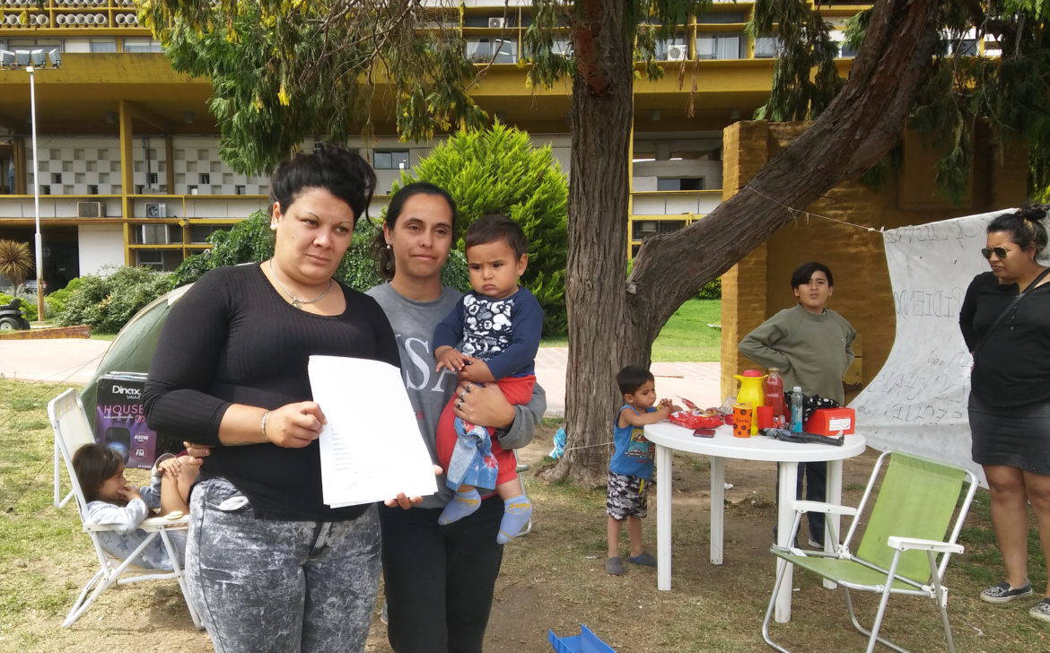 Las mujeres de Pico que acampan por casas le entregaron una nota al Gobierno provincial