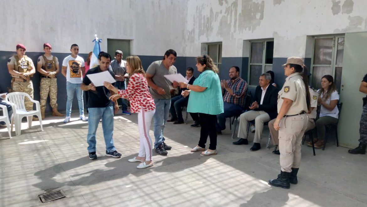 Entregaron diplomas a detenidos que culminaron sus estudios