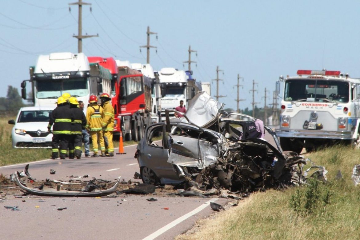 Un muerto en un choque frontal entre un auto y un camión en la ruta 4