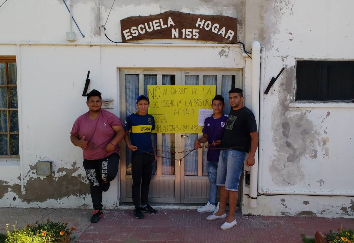 Exalumnos se encadenaron contra el cierre de la escuelita de La Pastoril