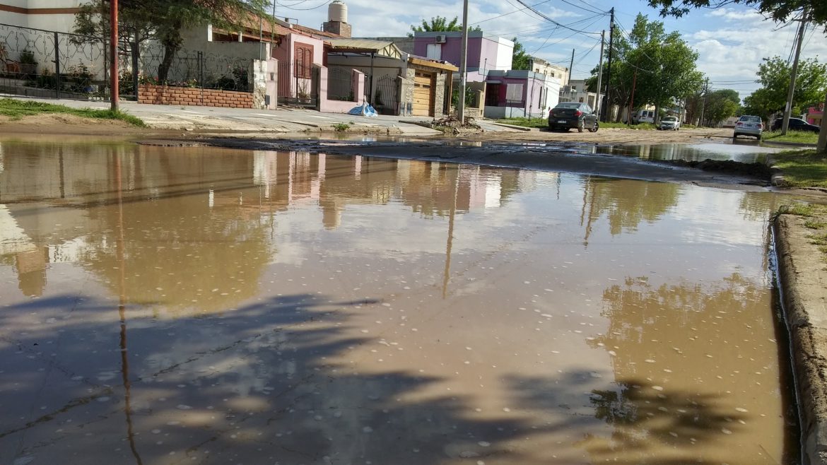 Vecinos y vecinas del Butaló reclaman por una laguna en calle Macachín