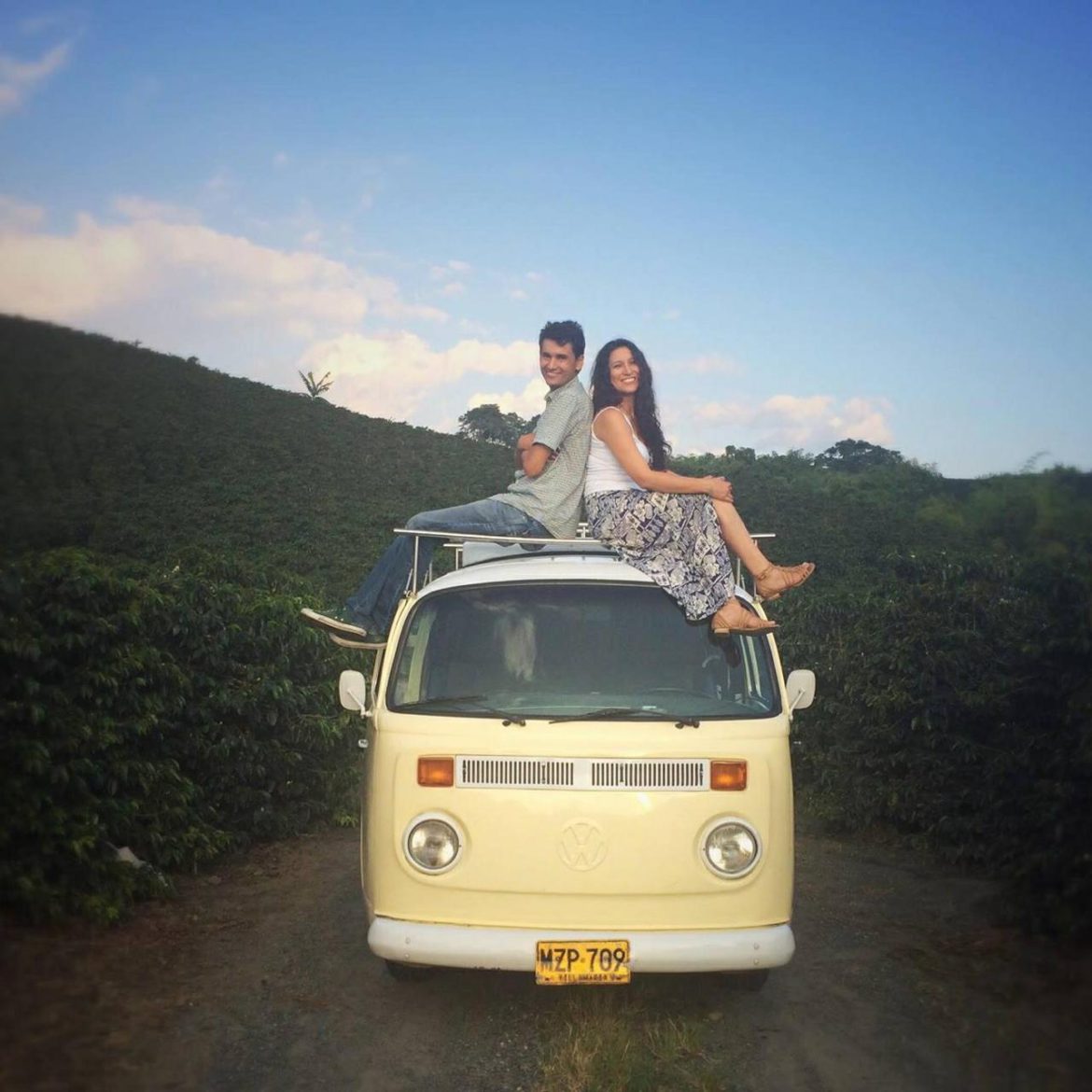 Pareja colombiana que va a Ushuaia quedó varada en Santa Rosa y pide ayuda