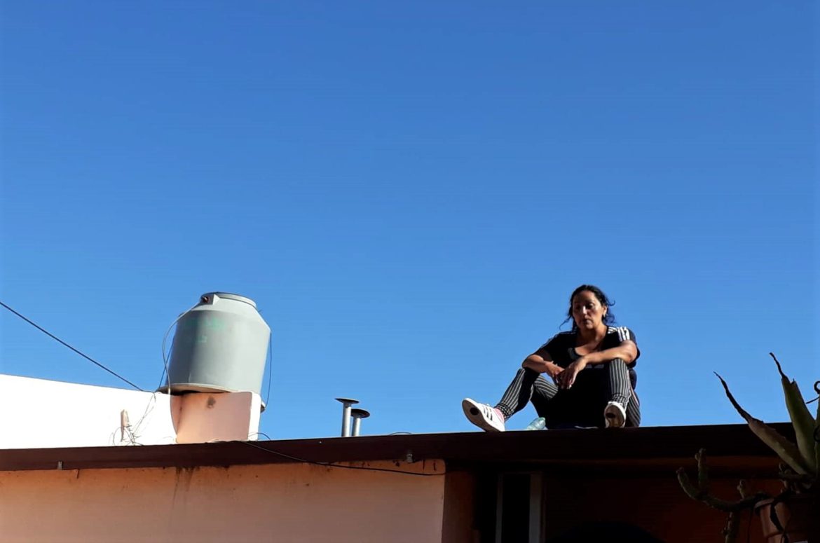 Una embarazada estuvo en un techo durante 6 horas, en reclamo de una casa