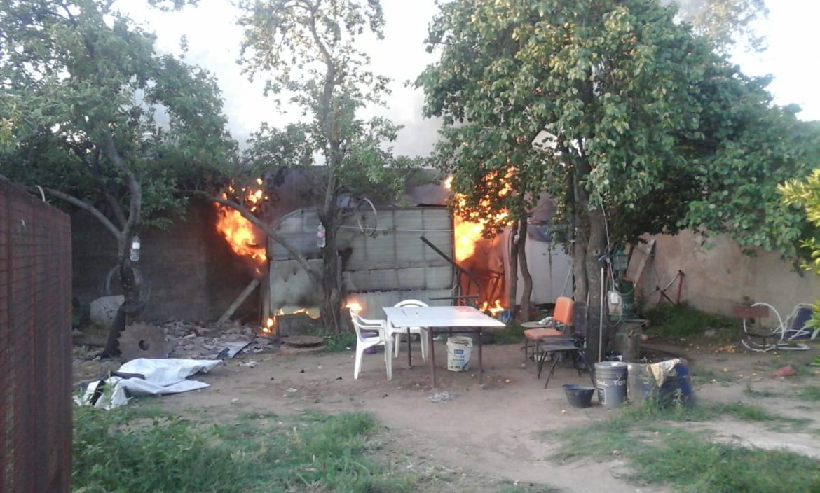 Un cortocircuito prendió fuego una casilla en Santa Rosa