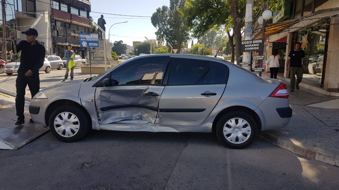 Choque entre un utilitario y un auto en Santa Rosa