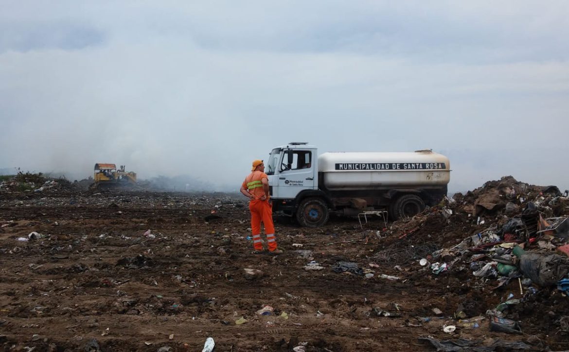 Otra vez prendieron fuego en el Relleno Sanitario de Santa Rosa