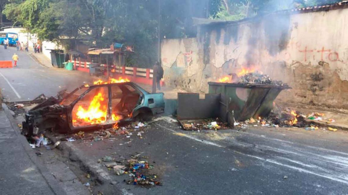 Unos 40 militares se alzaron contra Maduro, que logró capturarlos