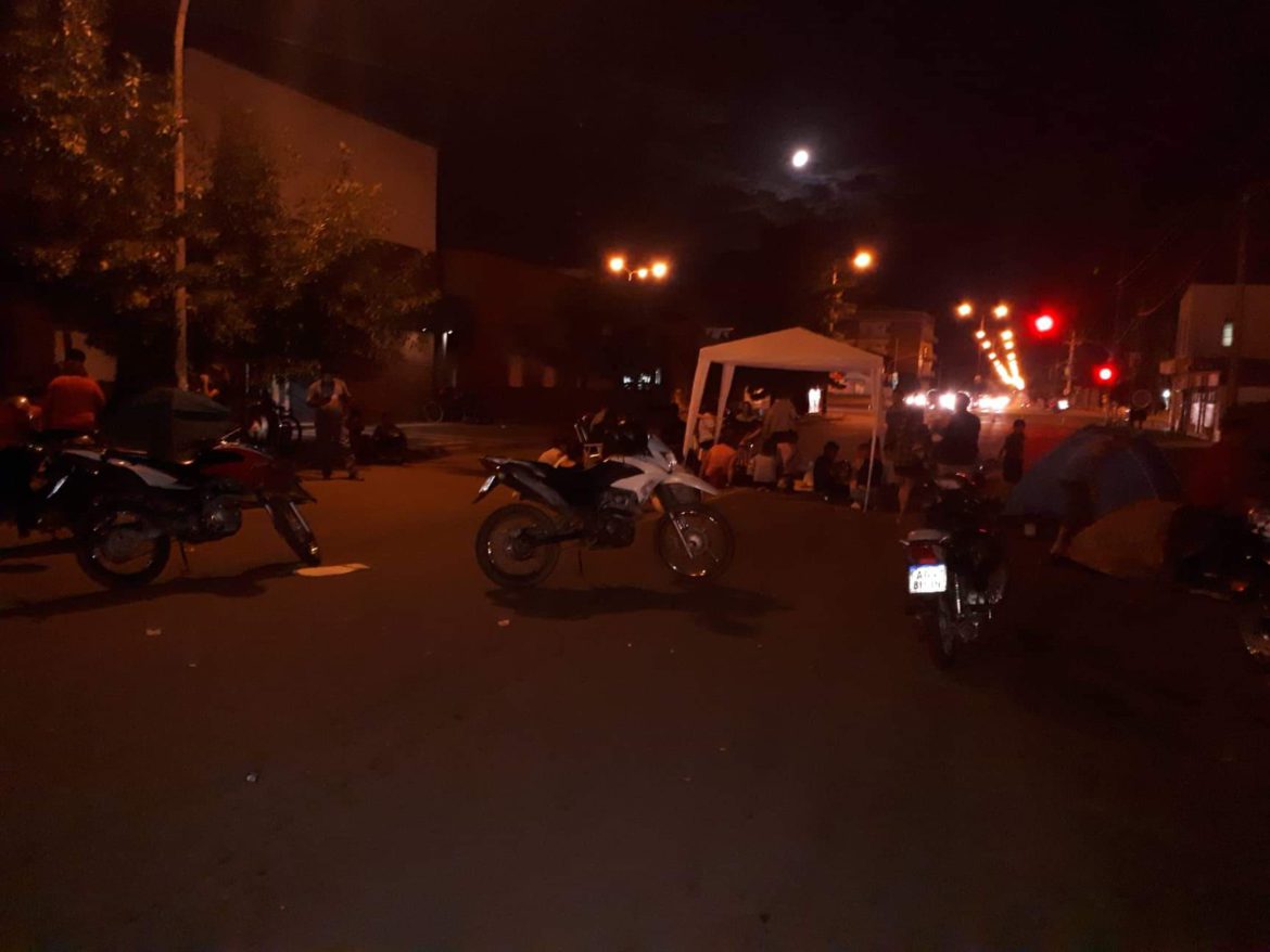 Mujeres acampan frente al Ipav, en reclamo por preadjudicaciones de las 1009 casas