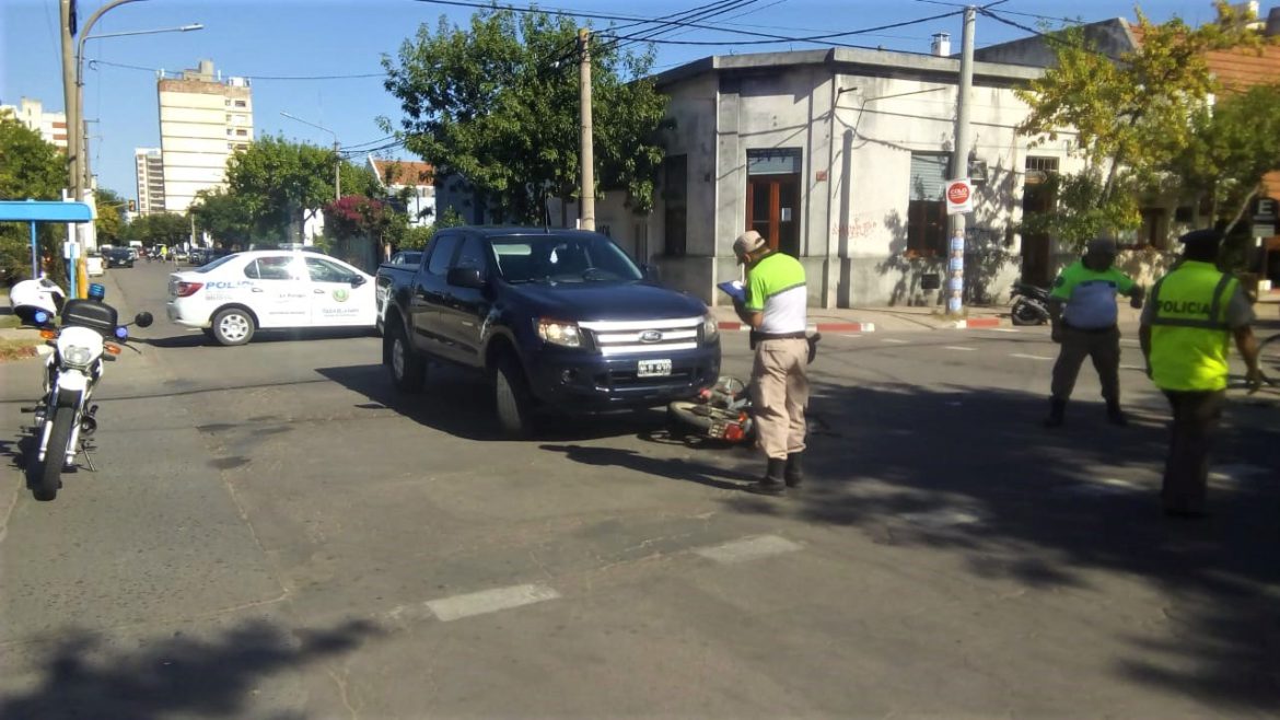 Chocó el jefe de la Policía: una mujer herida