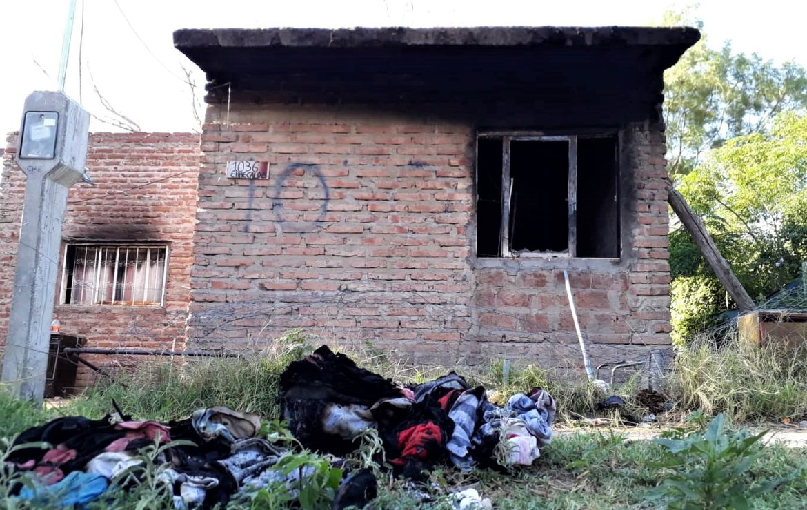 Les quemaron la casa: piden ropa y útiles escolares para tres nenes